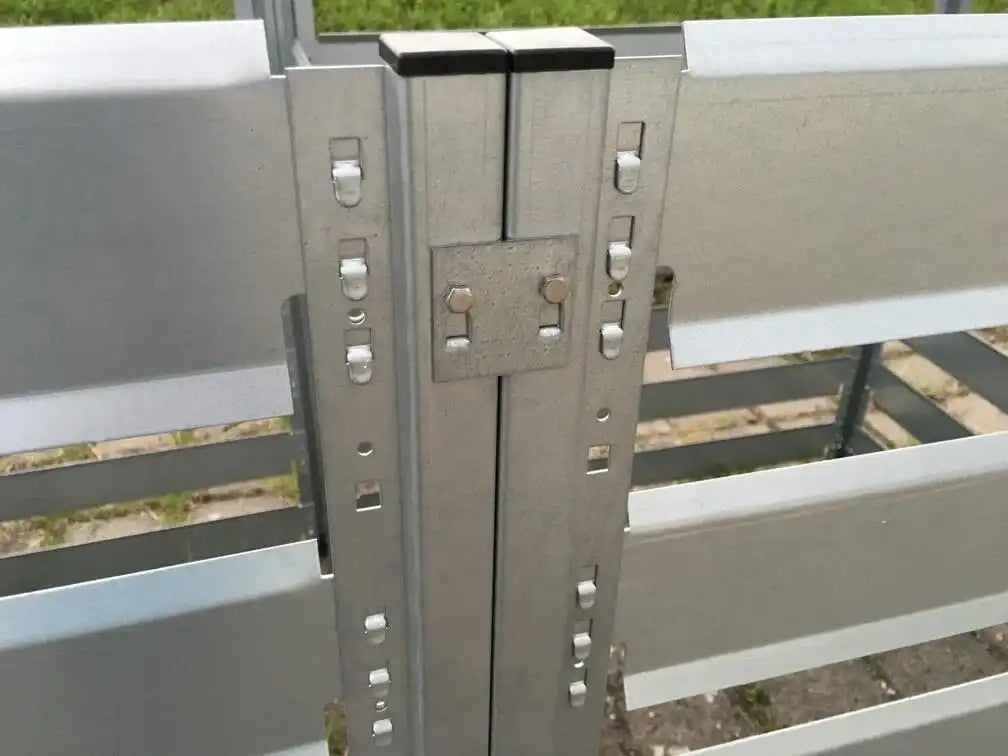 Metall-Anbauset erweitert einen Komposter im Garten um zusätzlichen Kompostraum.