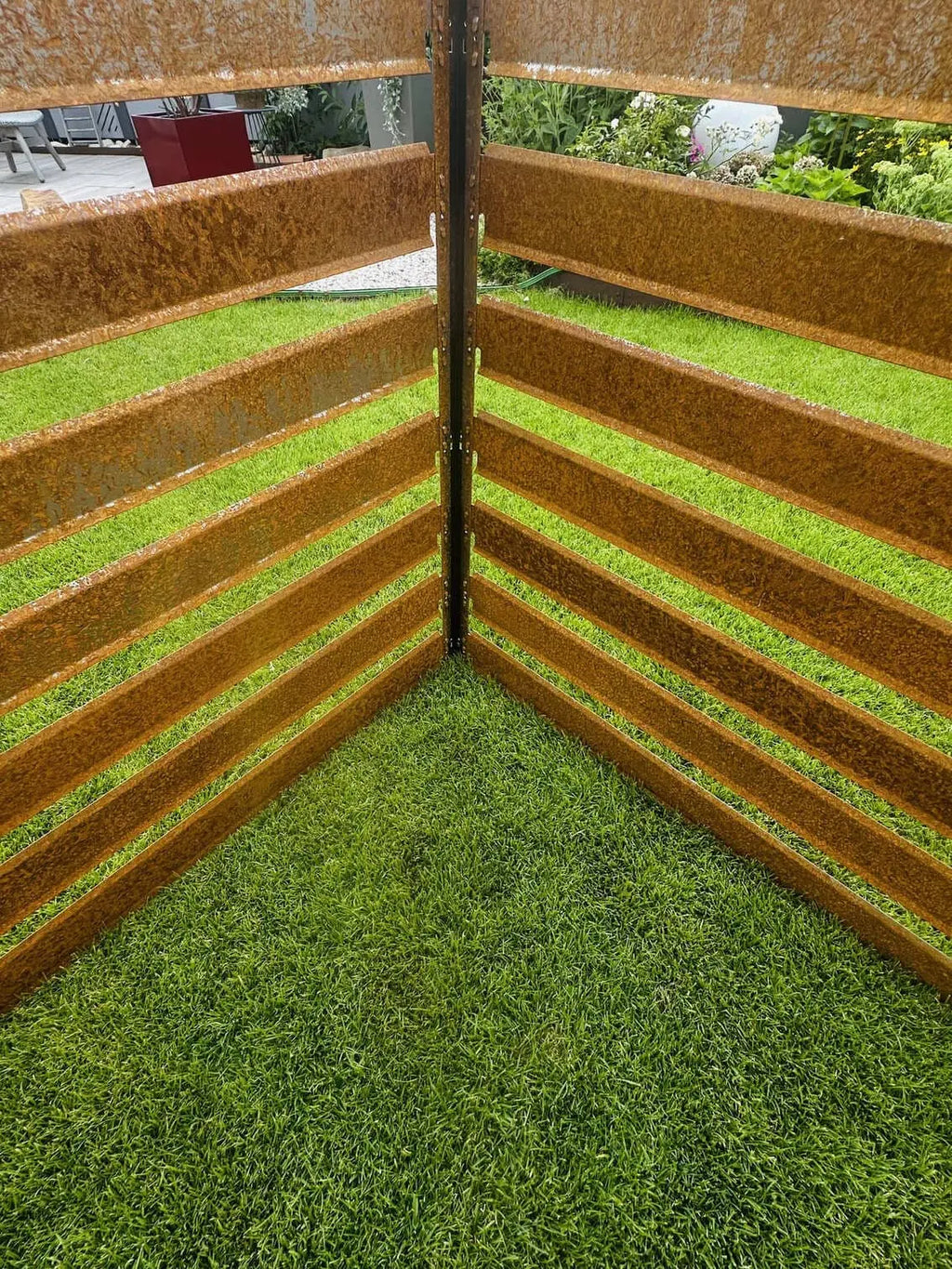 Detailaufnahme der hochwertigen Edelrost-Patina eines Komposters aus Cortenstahl.