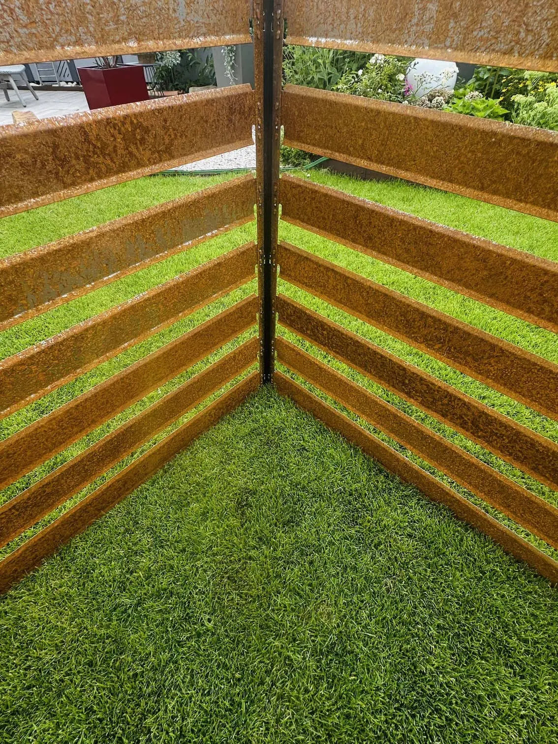 Detailaufnahme der hochwertigen Edelrost-Patina eines Komposters aus Cortenstahl.