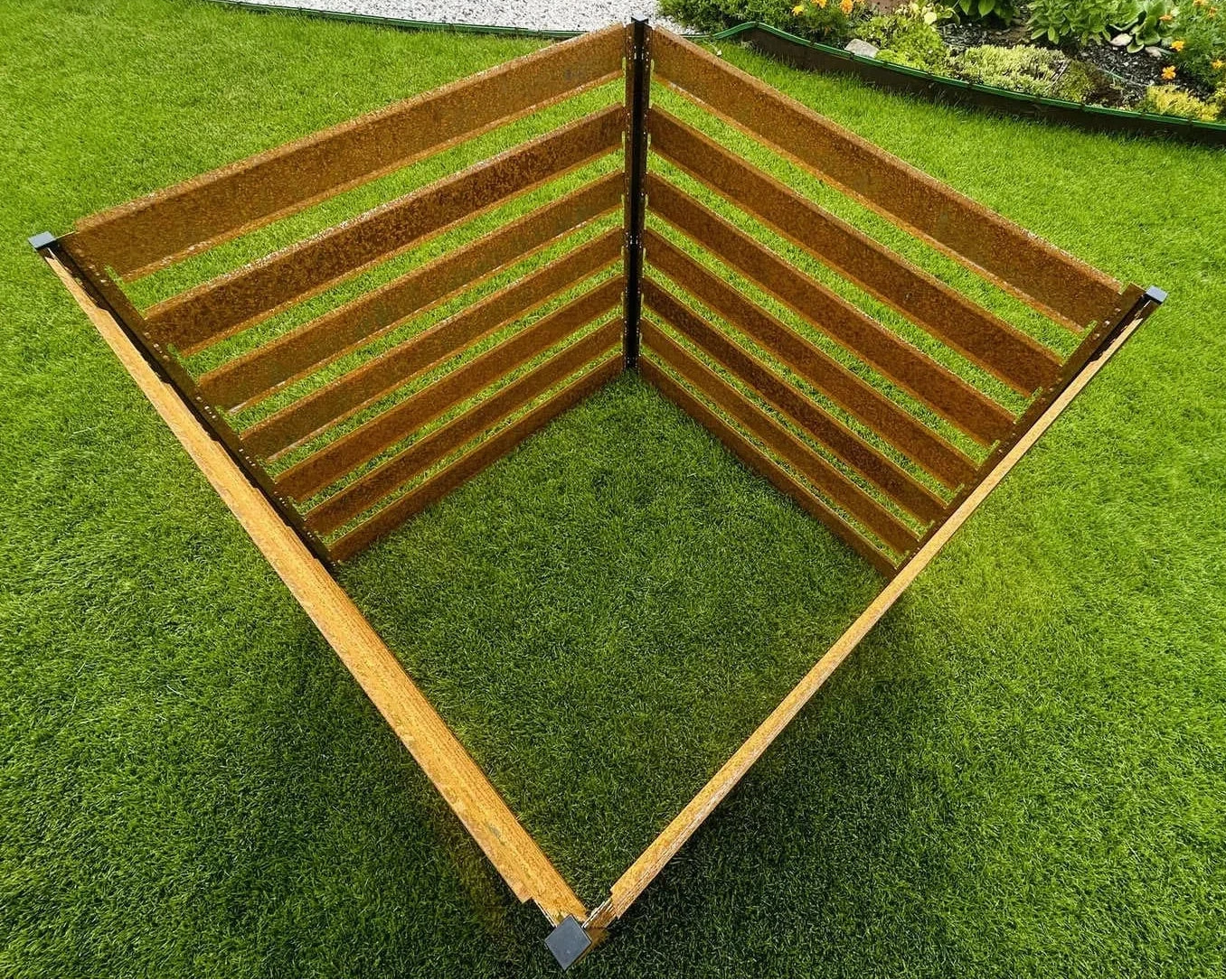 Langlebiger Premium-Komposter aus Cortenstahl mit natürlicher Edelrost-Patina als stilvolle Lösung für den Garten.