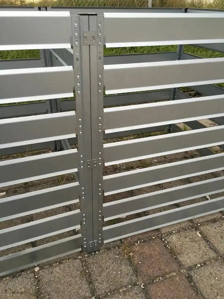 Kompostersystem aus feuerverzinktem Metall mit angebautem Erweiterungsmodul für mehr Kompostvolumen.